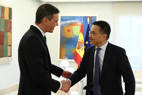 28/02/2024. Pedro Sánchez recibe al CEO y fundador de Envision Group, Lei Zhang. El presidente del Gobierno, Pedro Sánchez, saluda al CEO y ...