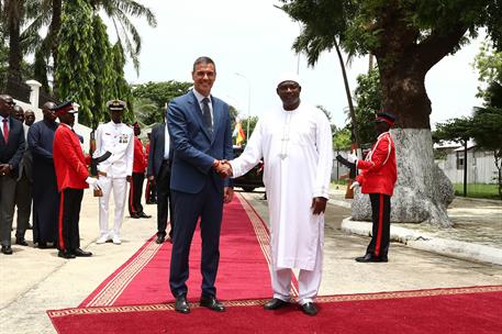 El presidente de la República de Gambia, Adama Barrow, recibe a Pedro Sánchez a su llegada al palacio presidencial.