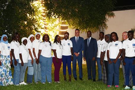 El presidente del Gobierno, Pedro Sánchez, con participantes del programa de formación 