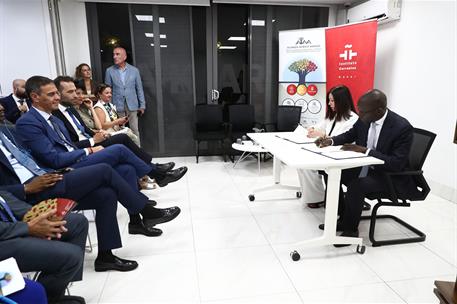 El presidente del Gobierno y el ministro de Economía durante el acto en el Instituto Cervantes