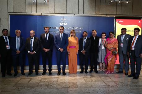 29/10/2024. El presidente del Gobierno contin&#250;a su viaje en la Rep&#250;blica de India. Foto de familia del presidente del Gobierno, Pedro S&#225;nche...