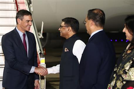 28/10/2024. El presidente del Gobierno viaja a la Rep&#250;blica de India. El presidente del Gobierno, Pedro S&#225;nchez, es recibido por las autorid...