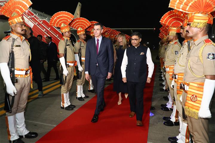 28/10/2024. El presidente del Gobierno viaja a la República de India. El presidente del Gobierno, Pedro Sánchez, es recibido por las autorid...