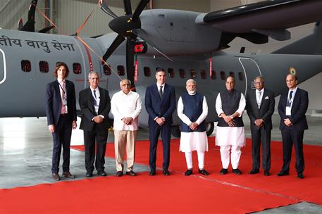 El presidente del Gobierno con el primer ministro indio en la planta de Airbus y TATA