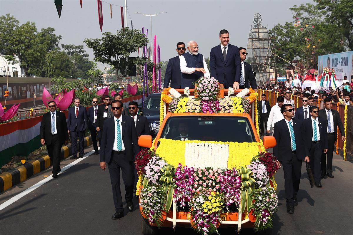 El presidente del Gobierno junto al primer ministro indio en el desfile de bienvenida organizado a su llegada