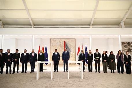 28/11/2024. Pedro S&#225;nchez recibe al primer ministro de Irak. Foto de familia del acto de firma de acuerdos tras el encuentro del presidente ...