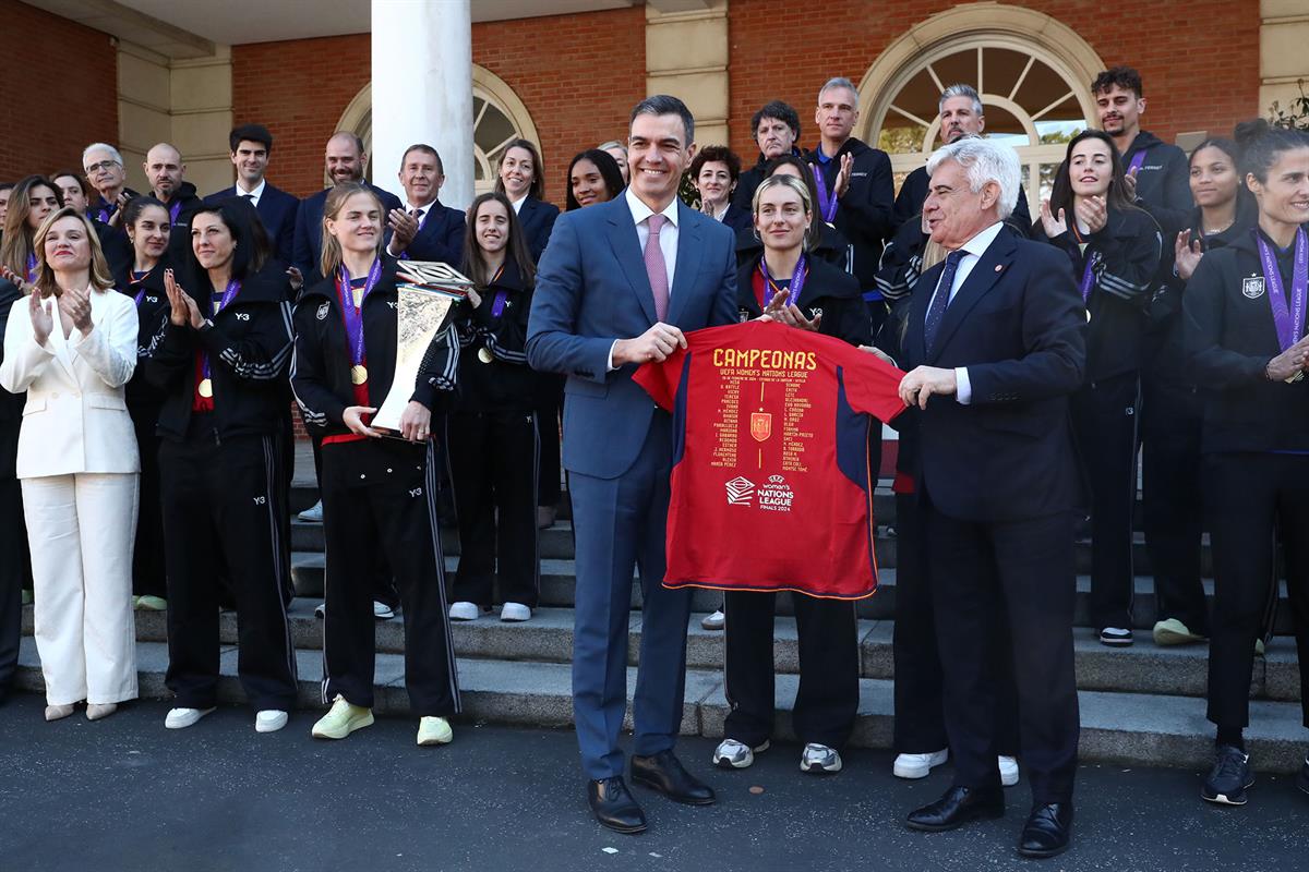 29/02/2024. El presidente recibe a la Selección Española Femenina de Fútbol. El presidente del Gobierno, Pedro Sánchez, y el presidente de l...