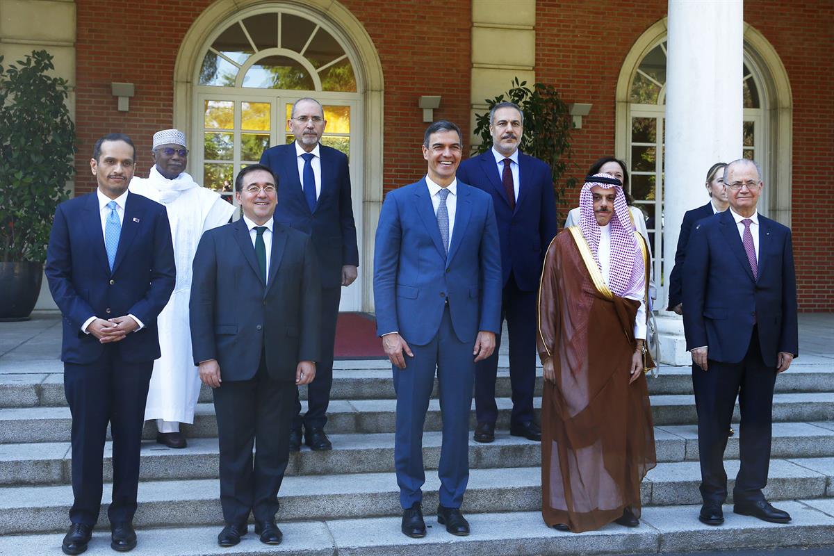 29/05/2024. Pedro Sánchez se reúne con los miembros del Comité ministerial árabe-islámico sobre Gaza. Foto de familia de la reunión del pres...