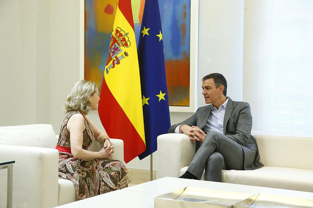 29/07/2024. Pedro Sánchez reunión con la Presidenta del Banco Europeo de Inversiones. El presidente del Gobierno, Pedro Sánchez, conversa co...
