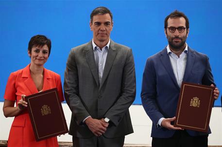 Isabel Rodríguez, Pedro Sánchez y Carlos Cuerpo tras la firma de los convenios
