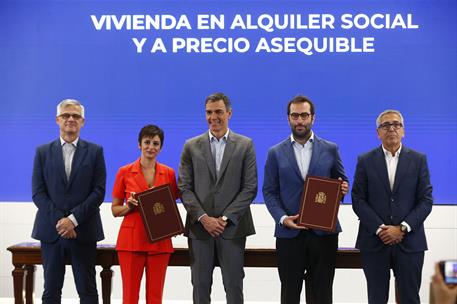 Isabel Rodríguez, Pedro Sánchez y Carlos Cuerpo con el resto de firmantes de los convenios