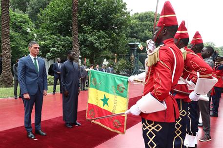 El presidente del Gobierno, Pedro Sánchez, junto al presidente de la República del Senegal, Bassirou Diomaye Faye