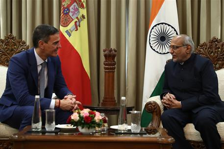 29/10/2024. Pedro S&#225;nchez contin&#250;a su viaje en la Rep&#250;blica de India. El presidente del Gobierno, Pedro S&#225;nche, conversa con el gobernador d...