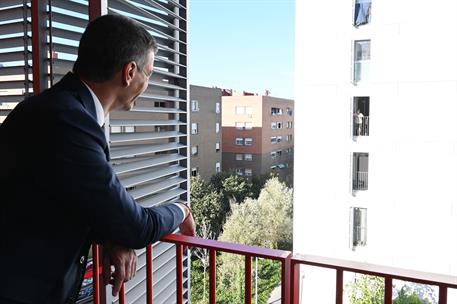 30/09/2024. Pedro Sánchez visita una promoción de viviendas públicas de alquiler asequible. El presidente del Gobierno, Pedro Sánchez, visit...