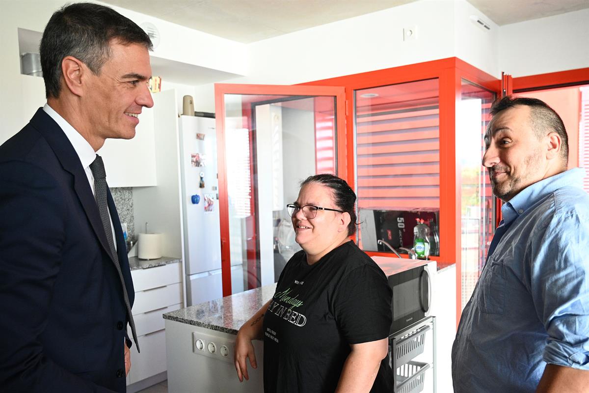 30/09/2024. Pedro Sánchez visita una promoción de viviendas públicas de alquiler asequible. El presidente del Gobierno, Pedro Sánchez, duran...