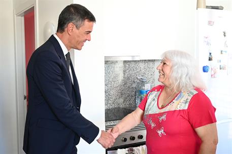 30/09/2024. Pedro Sánchez visita una promoción de viviendas públicas de alquiler asequible. El presidente del Gobierno, Pedro Sánchez, salud...