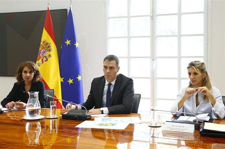 María Jesús Montero, Pedro Sánchez, y Yolanda Díaz durante la reunión del comité 