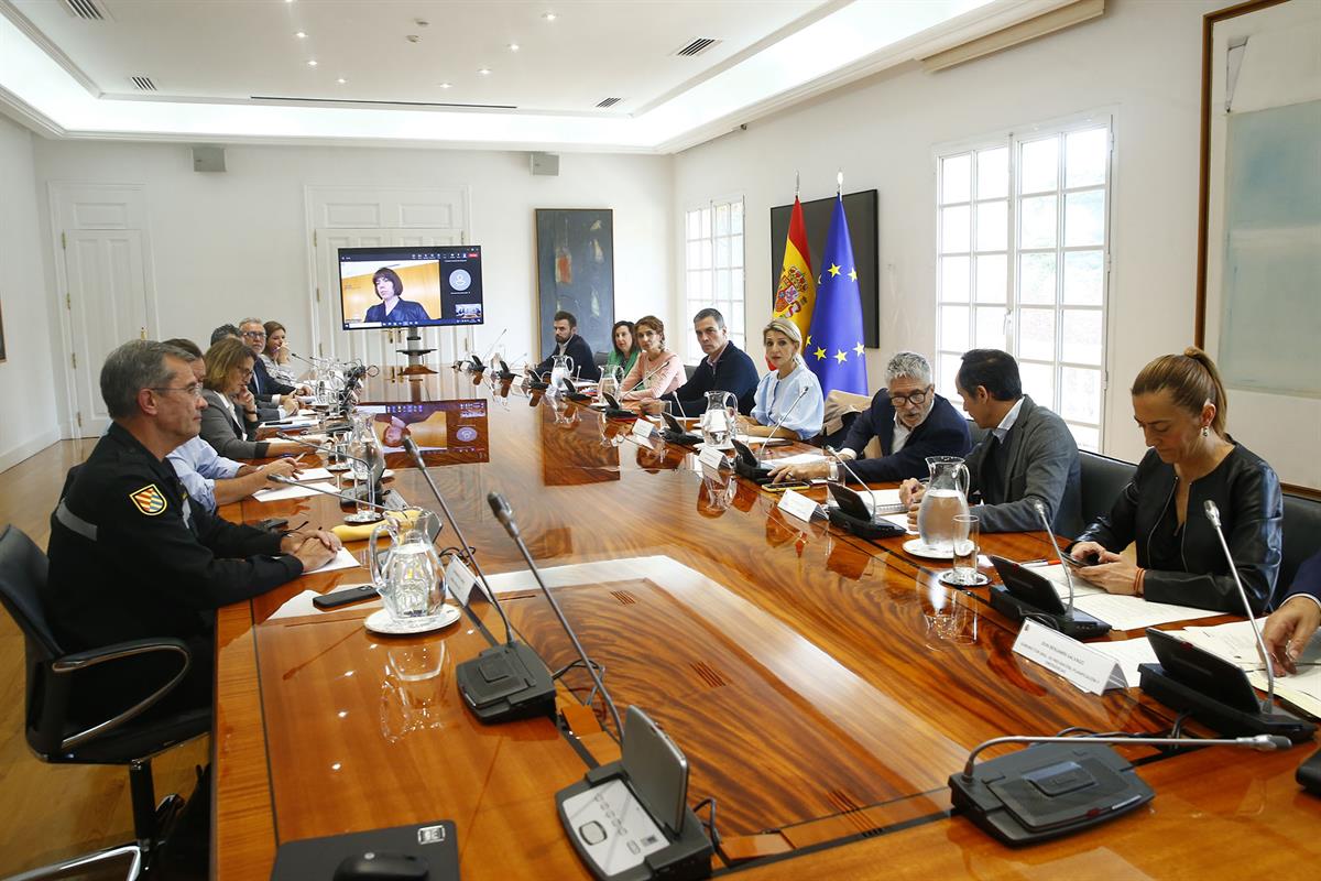 31/10/2024. Sánchez preside la tercera reunión del comité para el seguimiento de la DANA. El presidente del Gobierno, Pedro Sánchez, y vario...