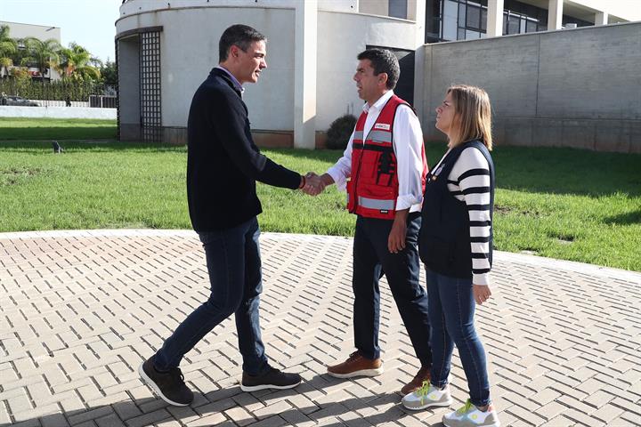 31/10/2024. Pedro Sánchez visita el Centro de Coordinación Operativo Integrado de la Comunidad Valenciana. Pedro Sánchez saluda al president...