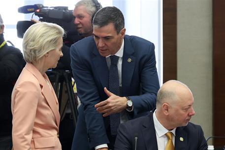 3/02/2025. Pedro Sánchez asiste al retiro informal de líderes de la Unión Europea. El presidente del Gobierno, Pedro Sánchez, conversa con l...