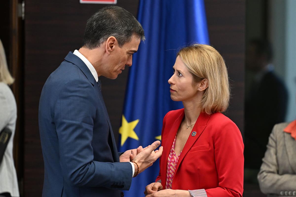 3/02/2025. Pedro Sánchez asiste al retiro informal de líderes de la Unión Europea. El presidente del Gobierno, Pedro Sánchez, conversa con l...