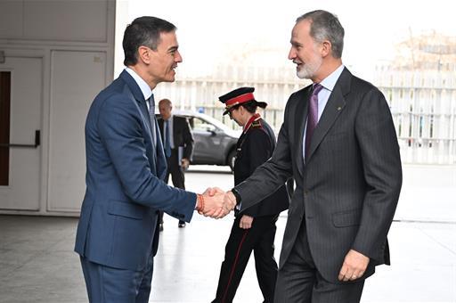 El presidente del Gobierno, Pedro Sánchez, saluda al rey Felipe VI a su llegada al Mobile World Congress