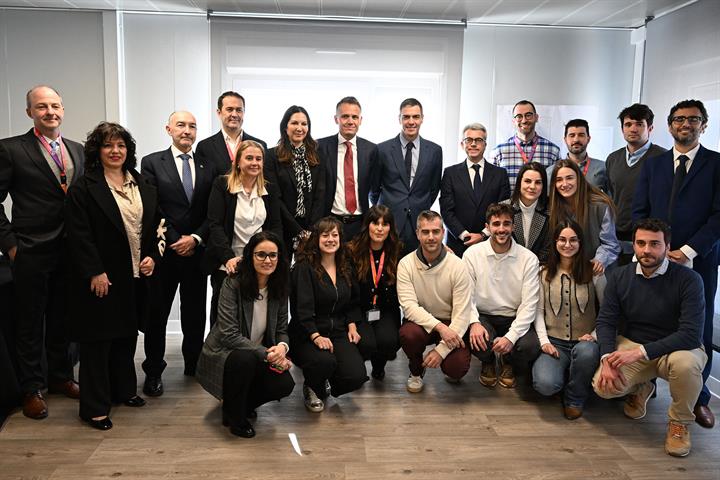 4/02/2025. Pedro Sánchez visita la planta de Novartis en Zaragoza. El presidente del Gobierno en la visita a las instalaciones de Novartis.