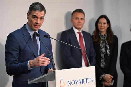 4/02/2025. Pedro S&#225;nchez visita la planta de Novartis en Zaragoza. El presidente del Gobierno interviene durante la visita a las instalacion...