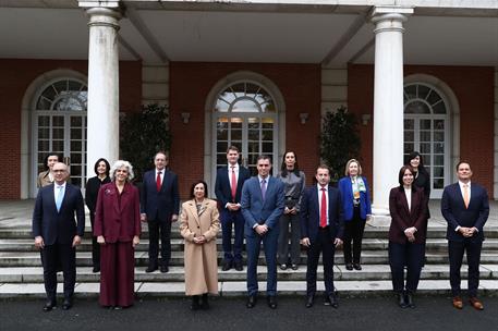 4/03/2025. Pedro Sánchez mantiene un encuentro con el consejero delegado de Airbus, Guillaume Faury. Pedro Sánchez junto al consejero delega...