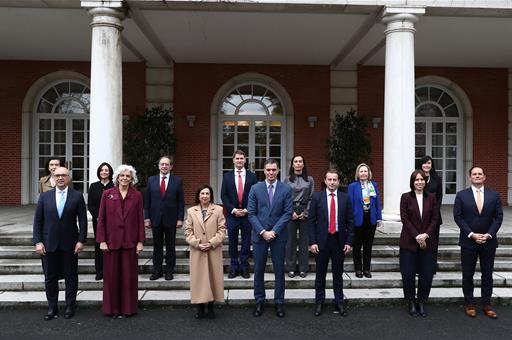 Pedro Sánchez y las ministras Margarita Robles y Diana Morant junto a los asistentes a la reunión