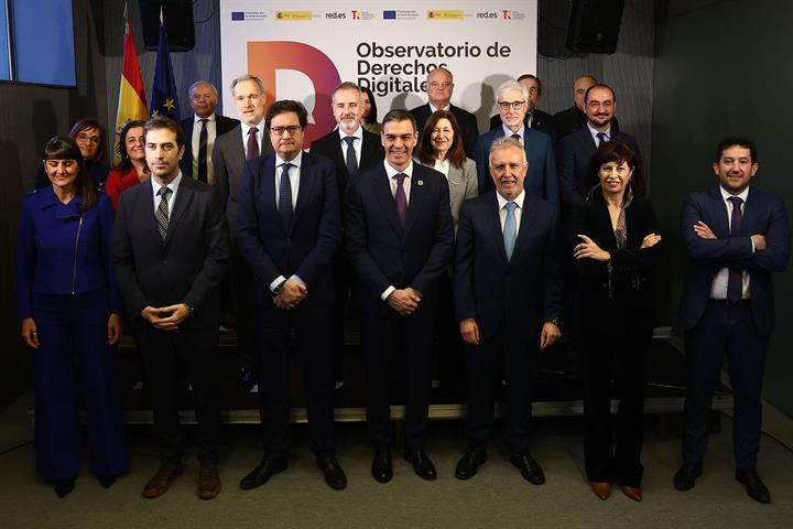 5/02/2025. Pedro Sánchez asiste a la presentación del Observatorio de Derechos Digitales. Foto de familia del acto de presentación del Obser...