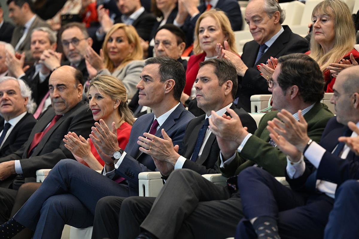 Pedro Sánchez y Yolanda díaz durante el acto de entrega d elos XI Premios Cepyme