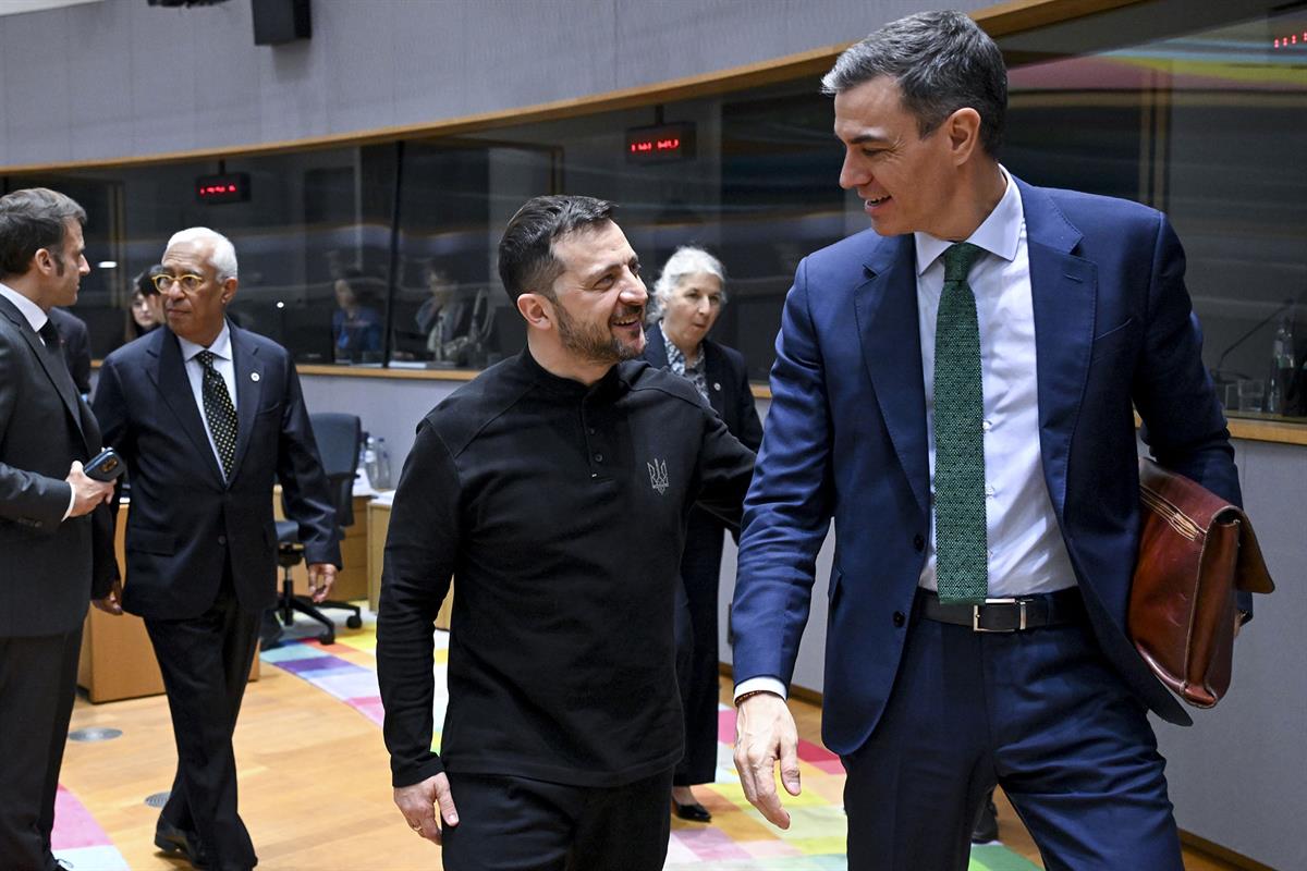 6/03/2025. El presidente participa en la reunión extraordinaria del Consejo Europeo. El presidente del Gobierno, Pedro Sánchez, junto al pre...