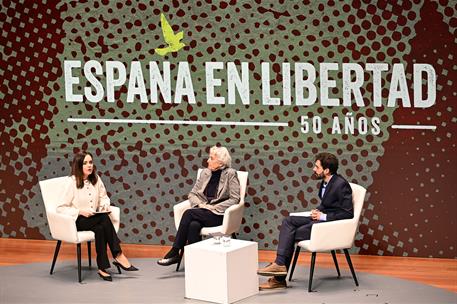 8/01/2025. Pedro Sánchez preside el acto "España en Libertad". La presentadora del evento, Eva Baroja, conduce el diálogo entre la periodist...