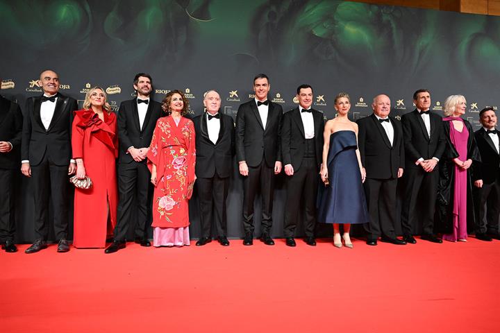 Foto de familia en la alfombra roja de los Premios Goya.