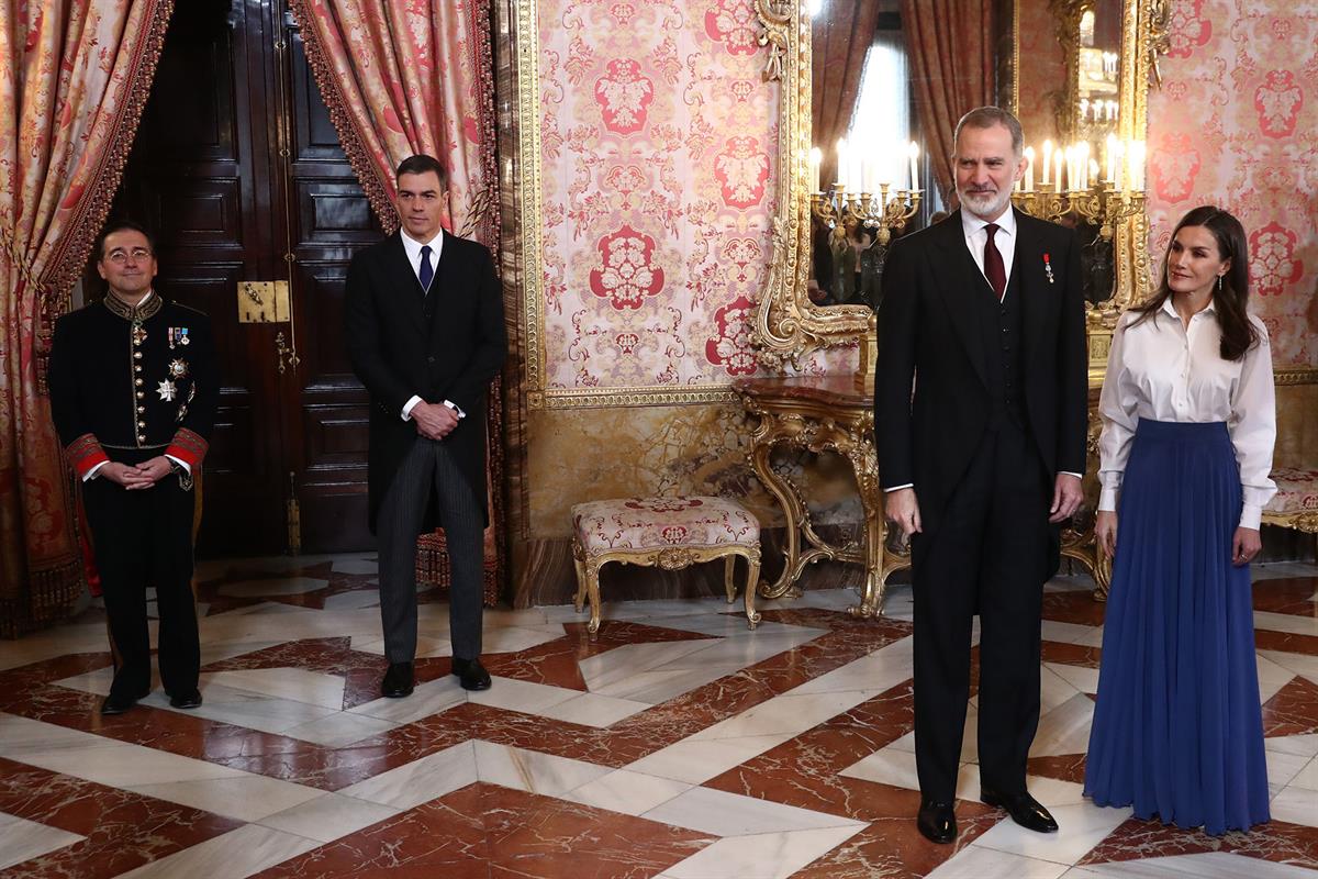 Pedro Sánchez y José Manuel Albares en la recepción al Cuerpo Diplomático.