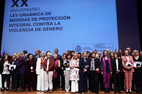 Foto de familia de los galardonados en el acto