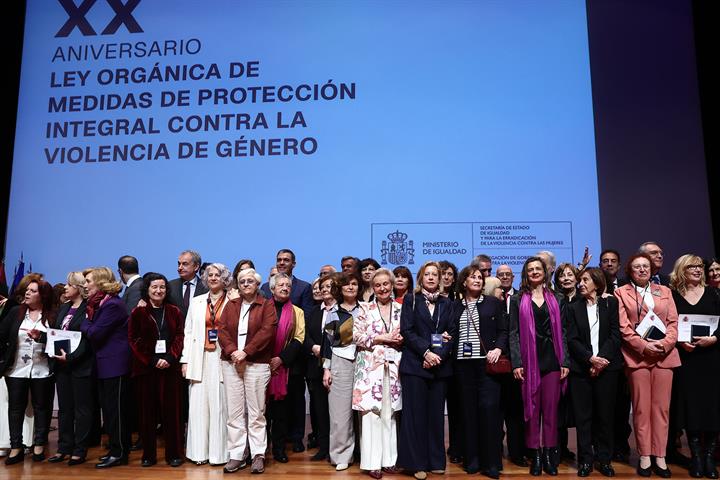 Foto de familia de los galardonados en el acto