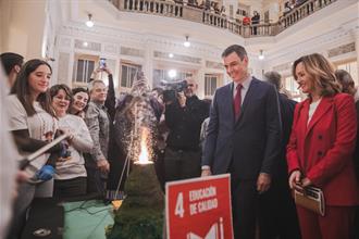 Pedro Sánchez y la ministra Pilar Alegría visitan la II Feria de la Niña y la Mujer en la Ciencia