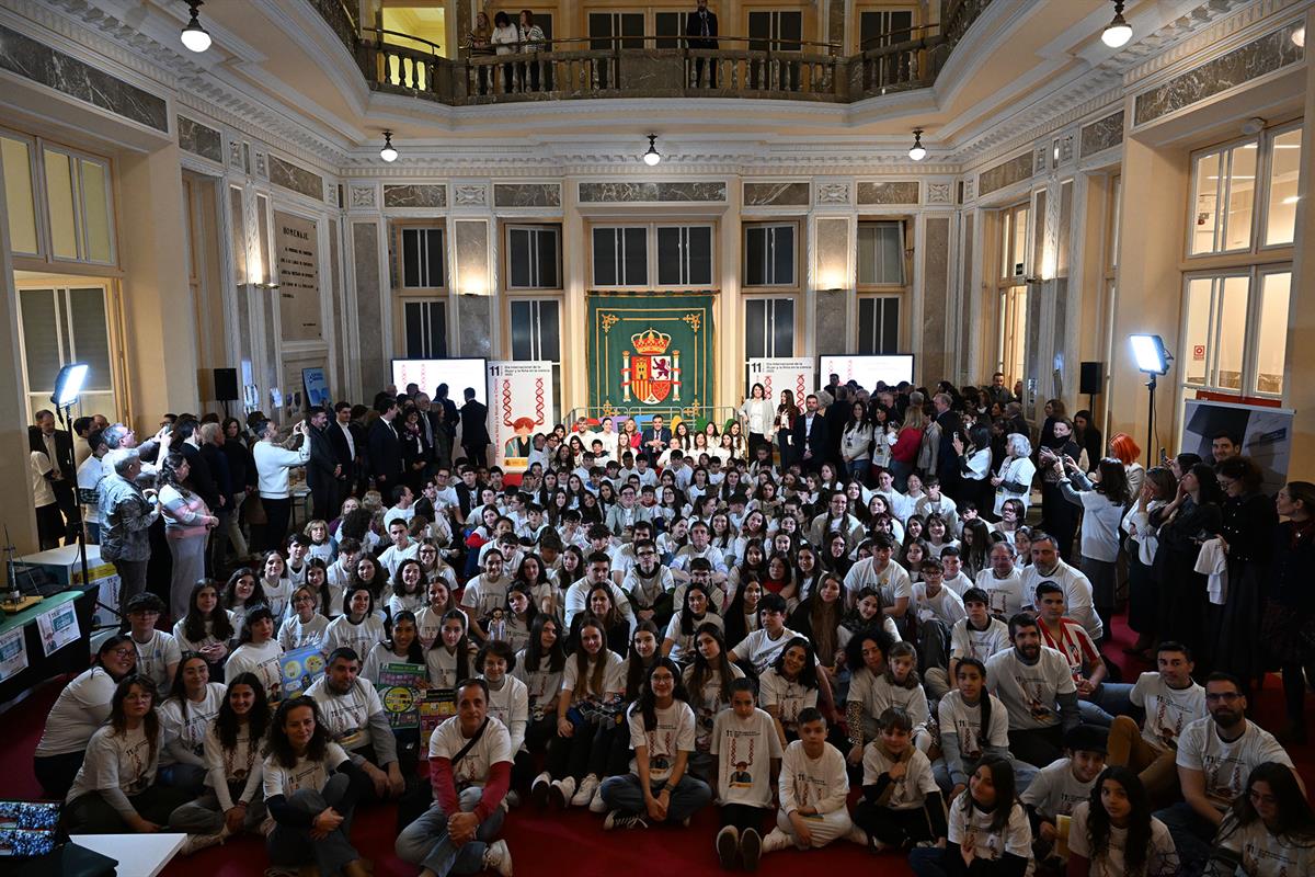 Fotografía de familia de la II Feria de la Niña y la Mujer en la Ciencia