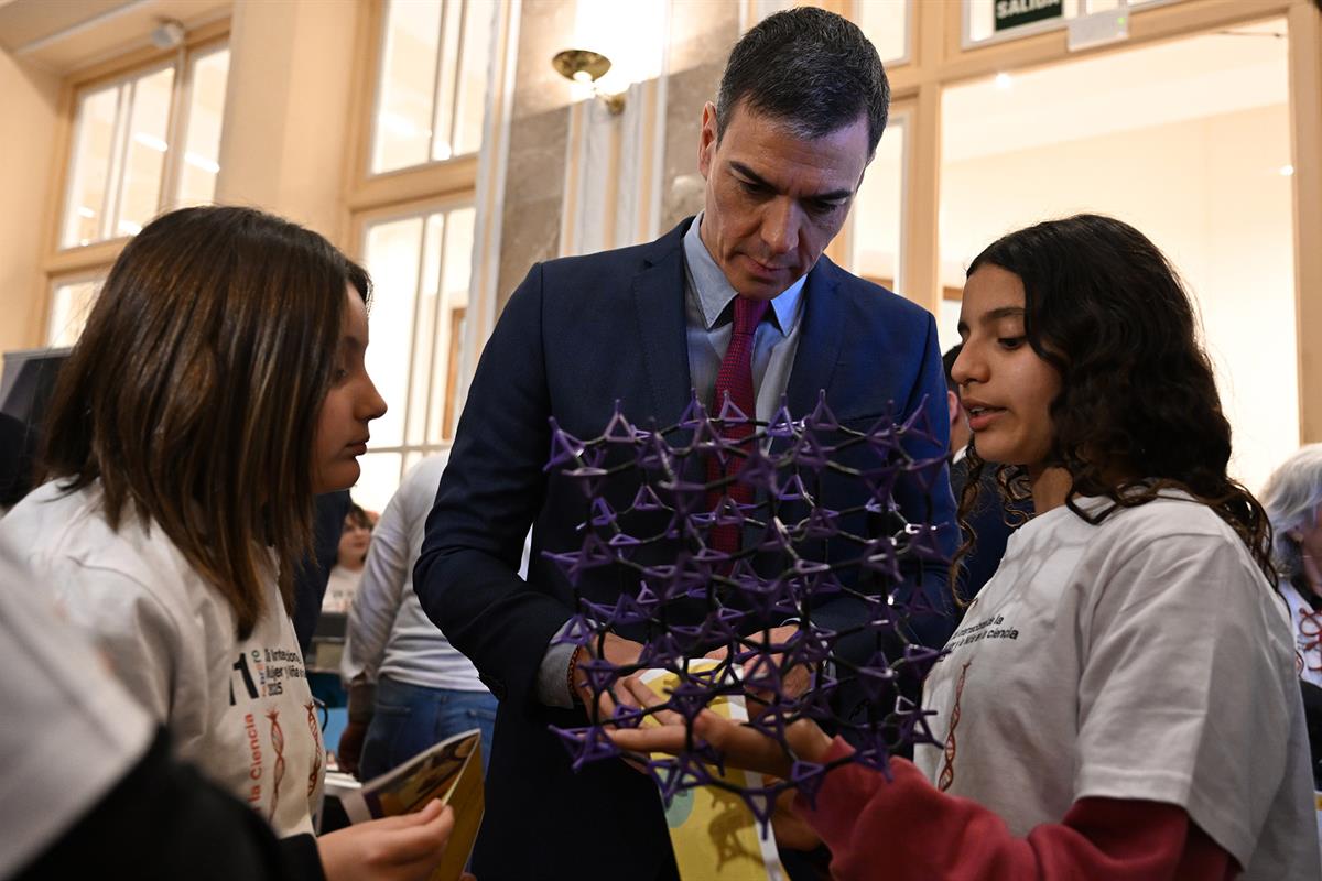 10/02/2025. Pedro Sánchez visita la II Feria de la Niña y la Mujer en la Ciencia. El presidente del Gobierno, Pedro Sánchez, durante la visi...