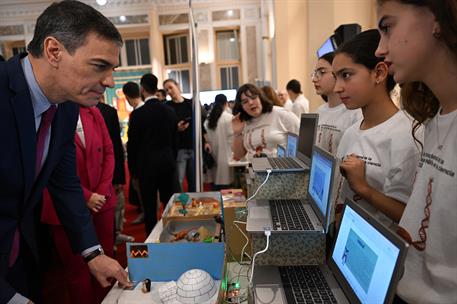 10/02/2025. Pedro Sánchez visita la II Feria de la Niña y la Mujer en la Ciencia. El presidente del Gobierno, Pedro Sánchez, durante la visi...