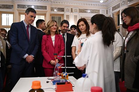 10/02/2025. Pedro Sánchez visita la II Feria de la Niña y la Mujer en la Ciencia. El presidente del Gobierno, Pedro Sánchez, junto a la mini...