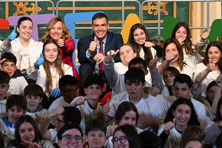 10/02/2025. Pedro S&#225;nchez visita la II Feria de la Ni&#241;a y la Mujer en la Ciencia. El presidente del Gobierno, Pedro S&#225;nchez, junto a la mini...