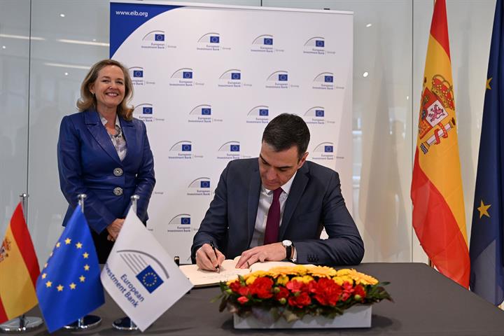 12/03/2025. El presidente del Gobierno viaja a Luxemburgo. El presidente del Gobierno, Pedro Sánchez, firma en el libro de honor del Banco E...