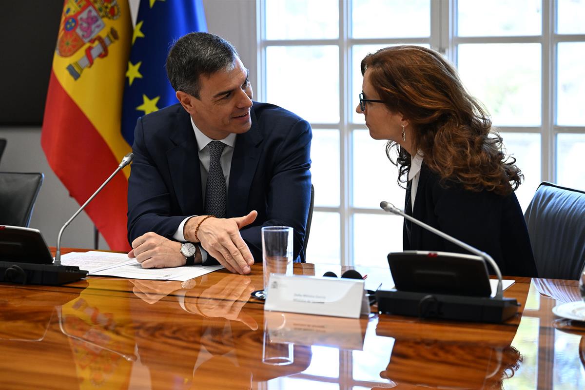 El presidente del Gobierno, Pedro Sánchez y la ministra de Sanidad, Mónica García, durante el encuentro