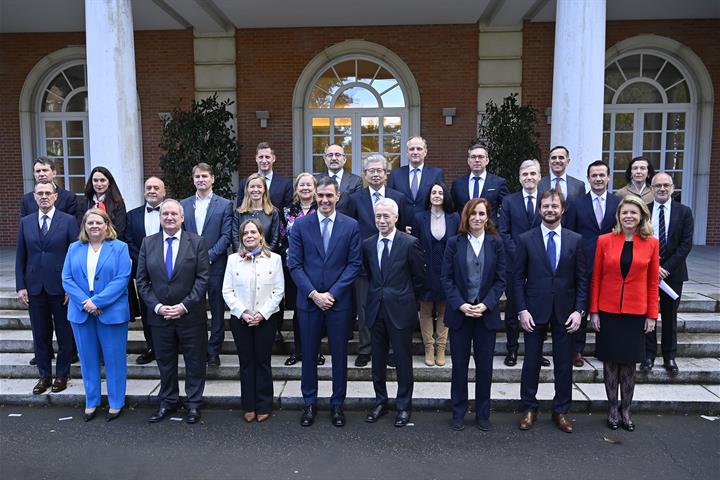 12/02/2025. Pedro Sánchez se reúne con altos ejecutivos de las compañías farmacéuticas y representantes de las patronales del sector.. Foto ...