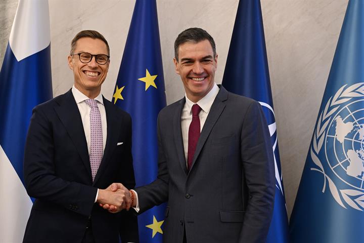 12/03/2025. Pedro Sánchez se reúne con el presidente de Finlandia. El presidente del Gobierno, Pedro Sánchez, saluda al presidente de la Rep...