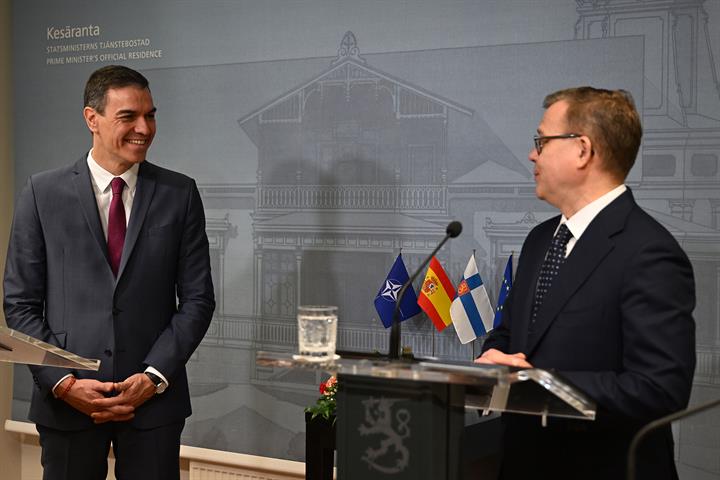 Pedro Sánchez y el primer ministro de Finlandia comparecen ante los medios de comunicación.