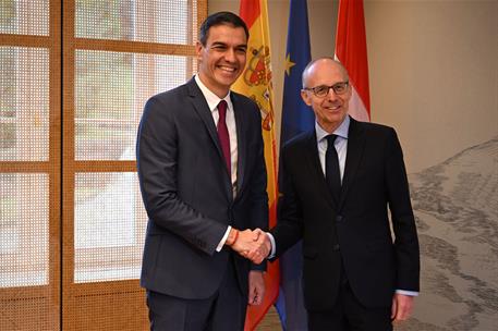 El presidente del Gobierno, Pedro Sánchez, y el primer ministro de Luxemburgo, Luc Frieden, se saludan